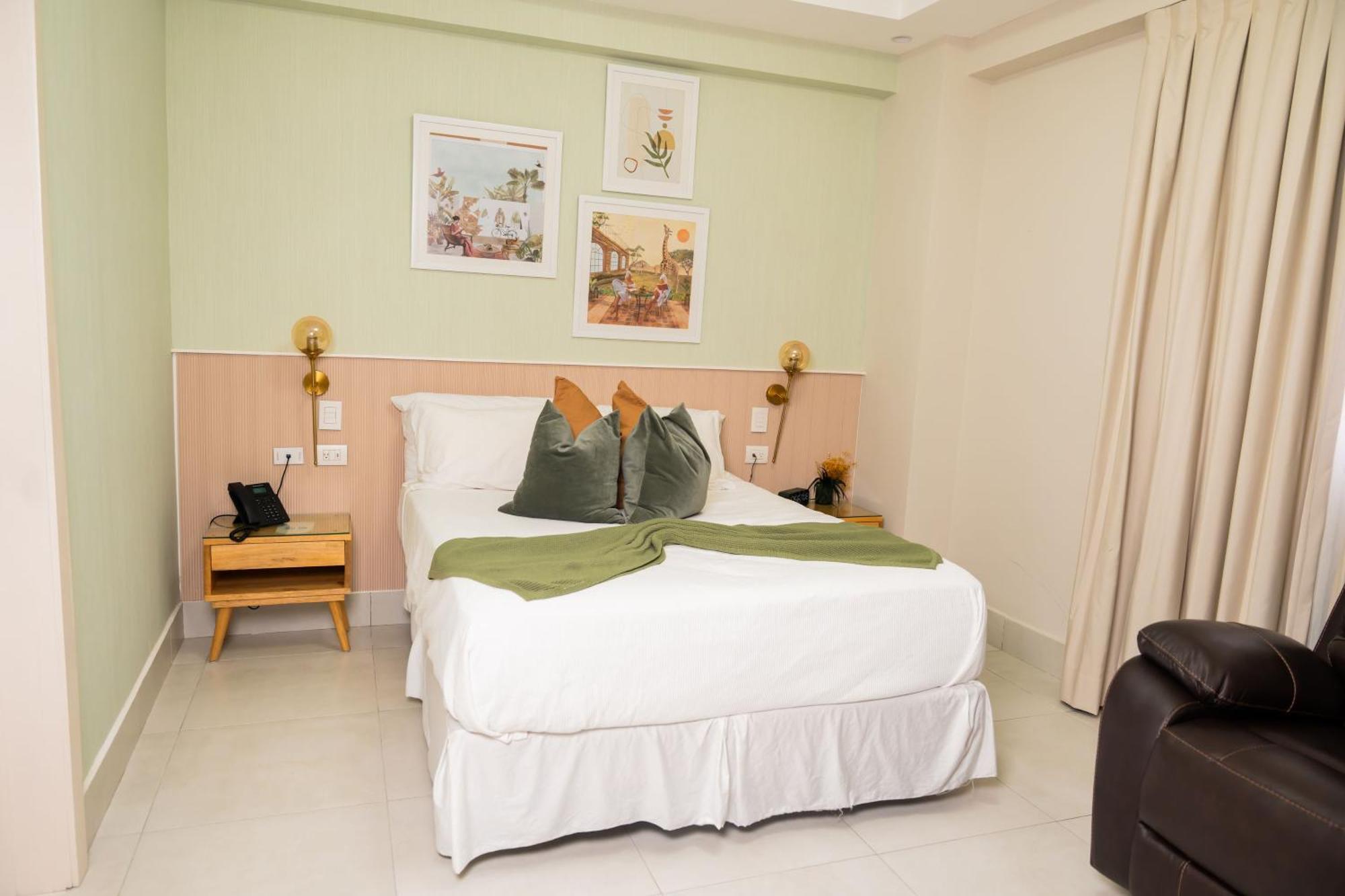 Hotel Stay Here Suites Santo Domingo Exterior photo